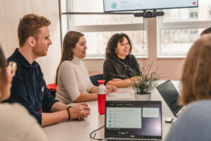 Plusieurs personnes autour d'une table de réunion